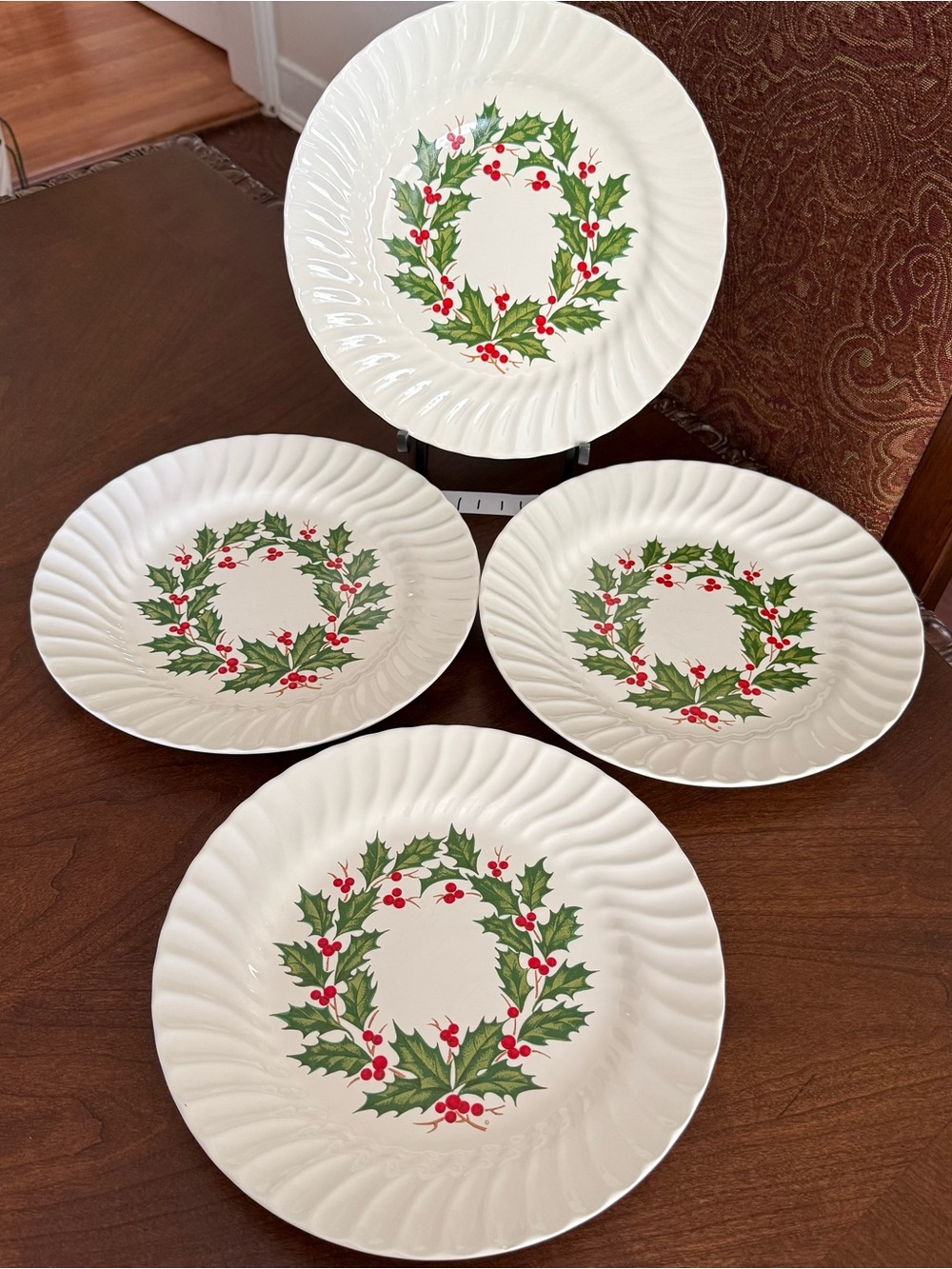 Set of 4 VTG SCIO Japan Holly Christmas Swirl Scalloped 10 1/8” Dinner Plates #1